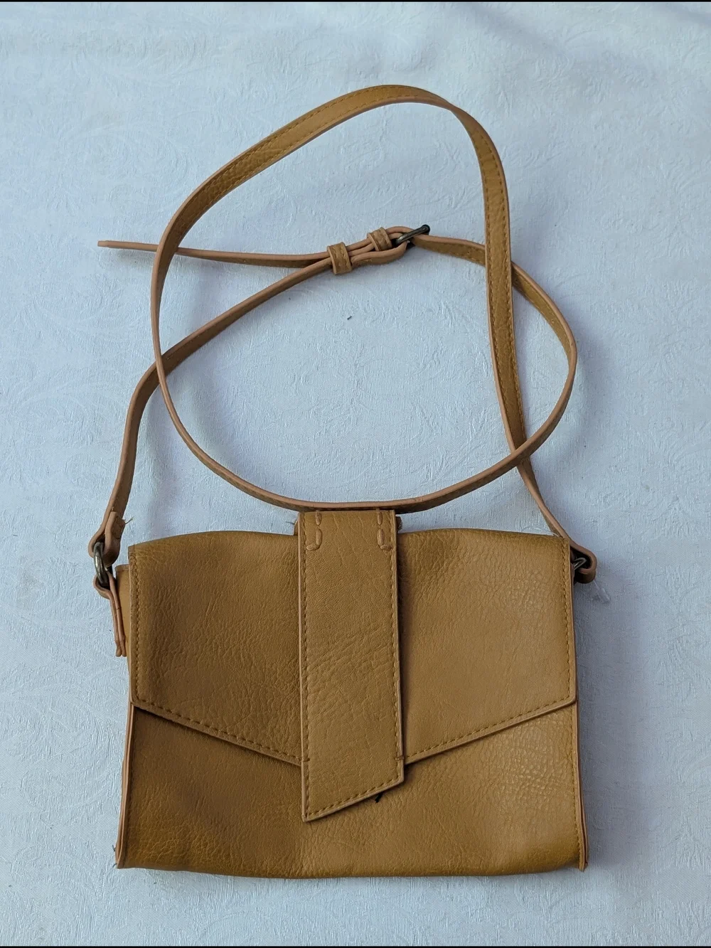 Universal Thread Tan Crossbody Bag Magnetic Flap Zipper Accent Inner Pockets